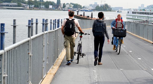 134 meter lange tijdelijke fiets- en voetgangersroute in Amsterdam