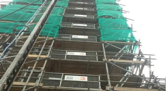 RECO plaatst tijdelijke personen-goederenlift voor bouw minaret