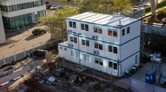 Projectmatige verhuur bij Dreeftoren Amsterdam: RECO verzorgt bouwplaatsinrichting van tijdelijke huisvesting tot ondersteuning