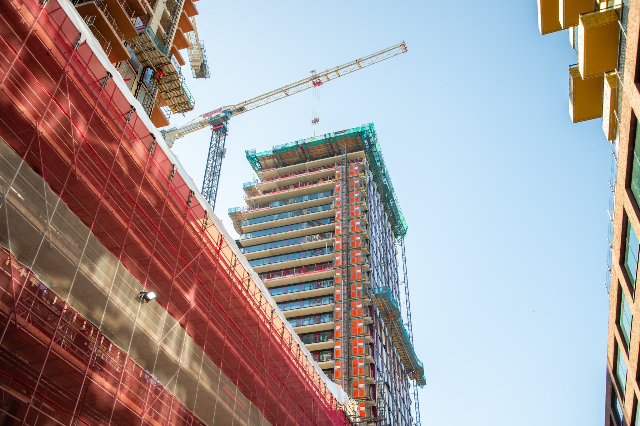 Bouwlift voor verticaal transport bij hoogbouwproject in Amsterdam