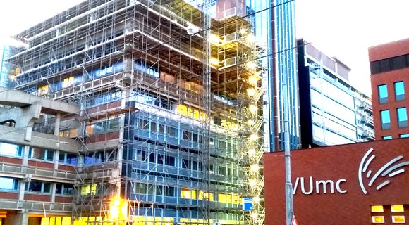 Steigers en trappentoren voor uitbreiding OK-complex VUmc Amsterdam