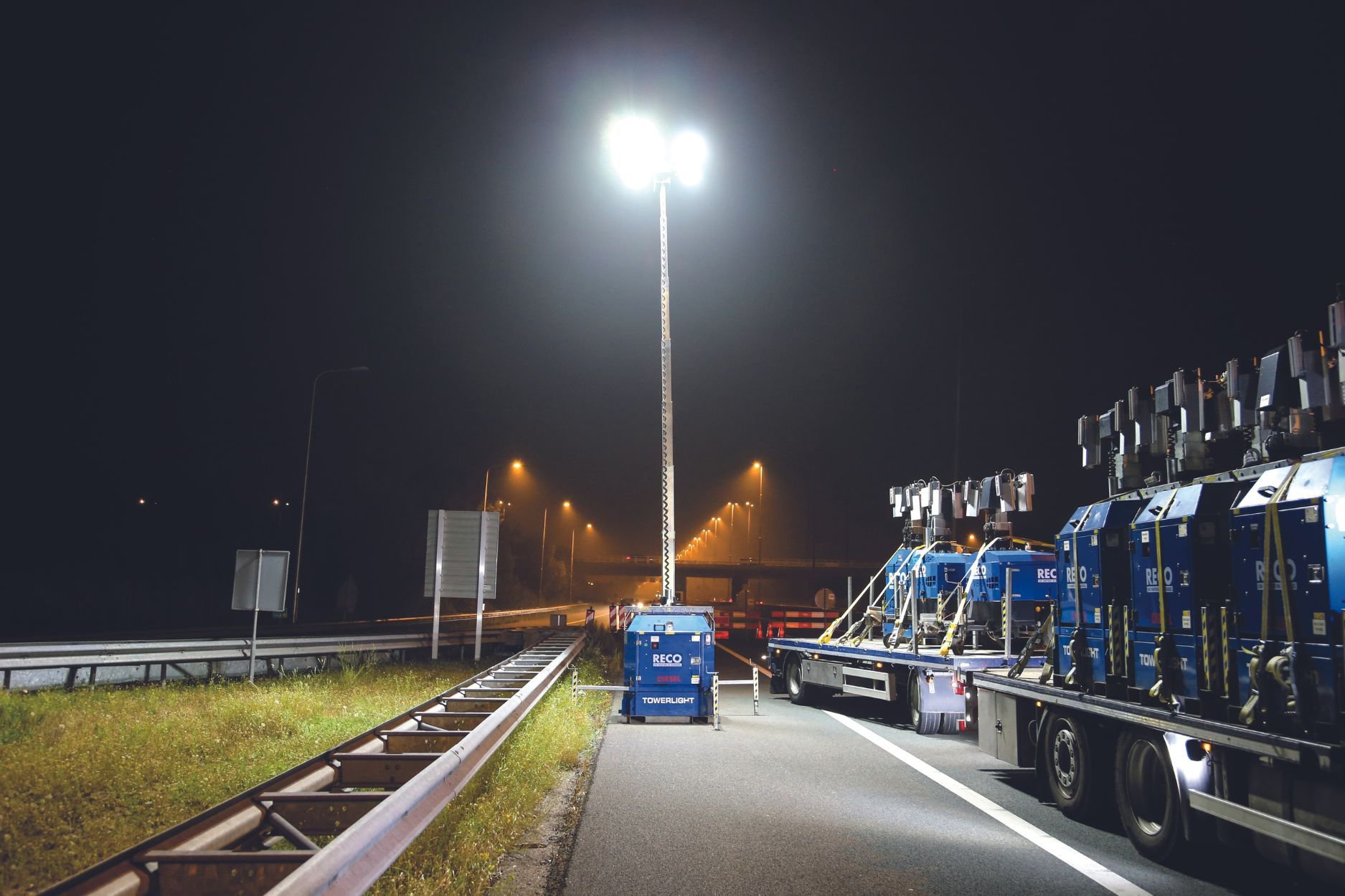Als werkvakverlichting staat langs de snelweg een LED Tower Light lichtmastaggregaat opgesteld op 8,5 meter hoogte.