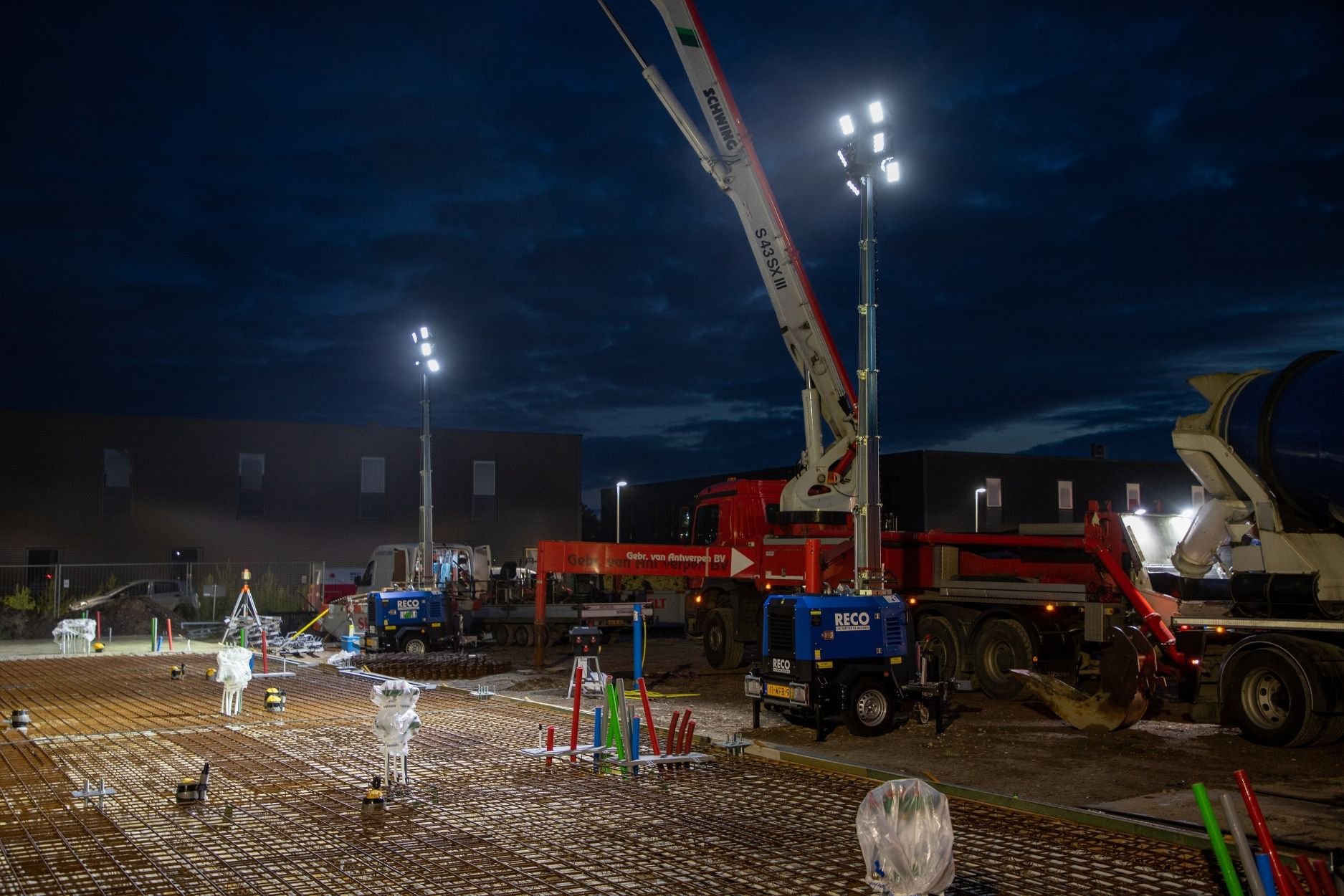 Hybride lichtmasten op aanhanger zijn snel inzetbaar doordat u de lichtmasten kunt verplaatsen aan uw trekhaak.
