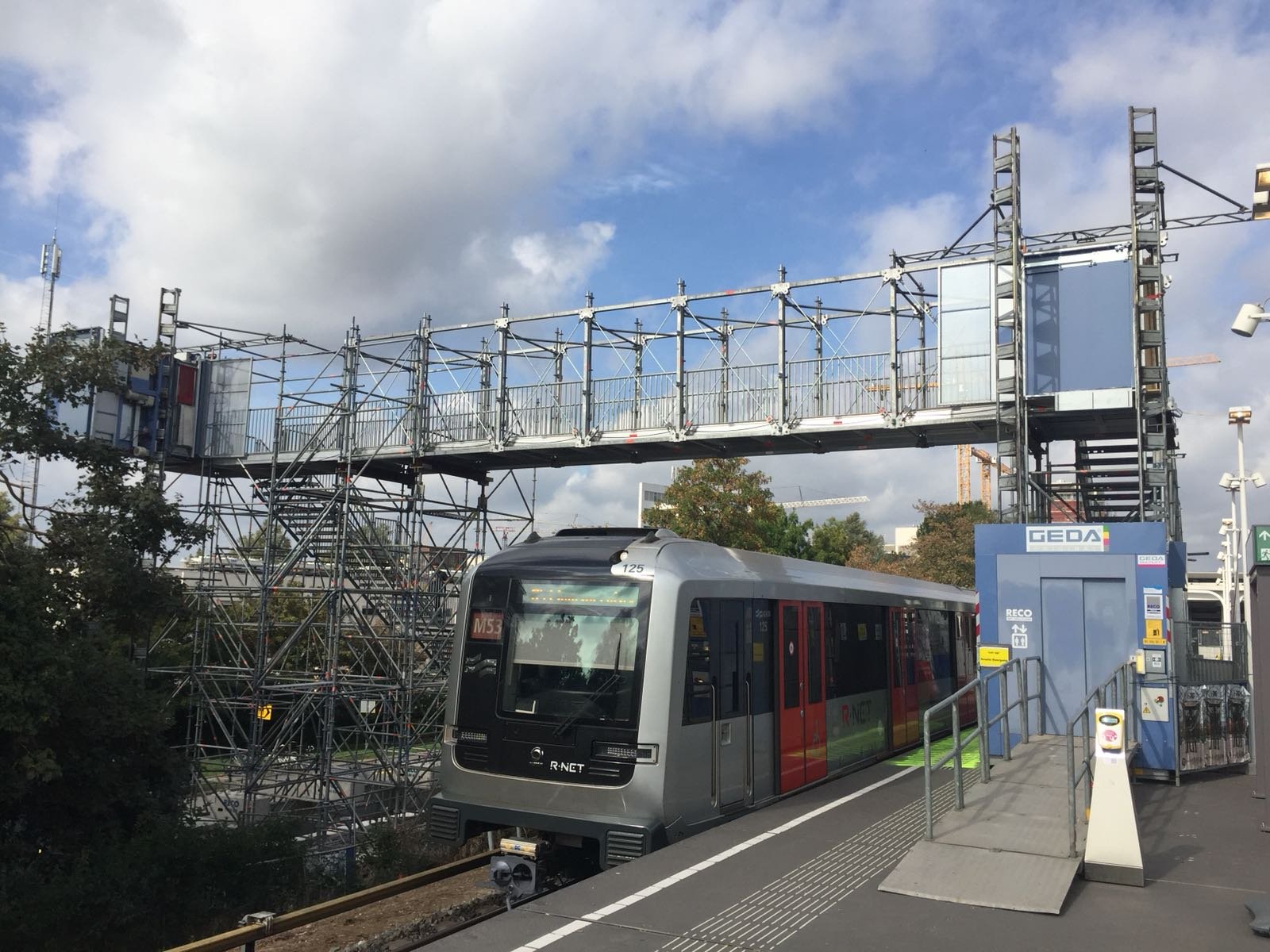 Omleidingssteiger bij station Verijn Stuart in Amsterdam voor voetgangersroute, geplaatst door RECO