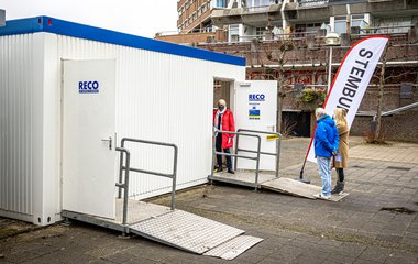 Tijdelijke stemlokalen met toiletten en luchtreinigers voor gemeentes Leiderdorp en De Bilt